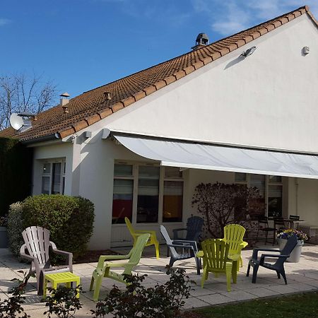 Hotel Campanile Lyon Est Aeroport Saint Exupery Exterior foto