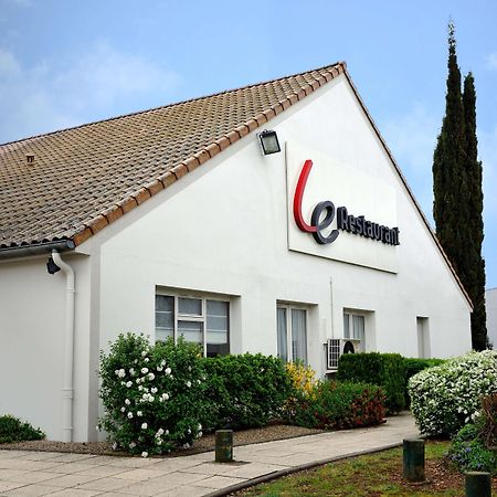 Hotel Campanile Lyon Est Aeroport Saint Exupery Exterior foto