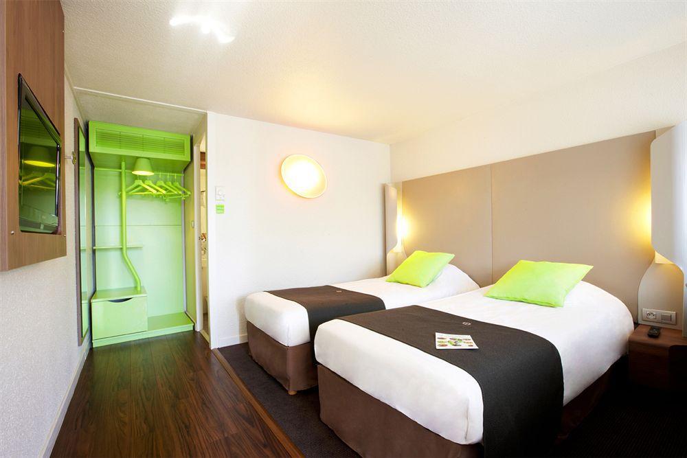 Hotel Campanile Lyon Est Aeroport Saint Exupery Exterior foto