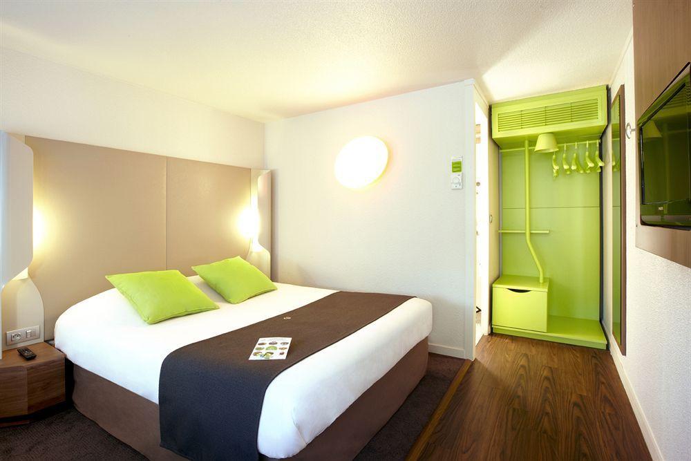 Hotel Campanile Lyon Est Aeroport Saint Exupery Exterior foto