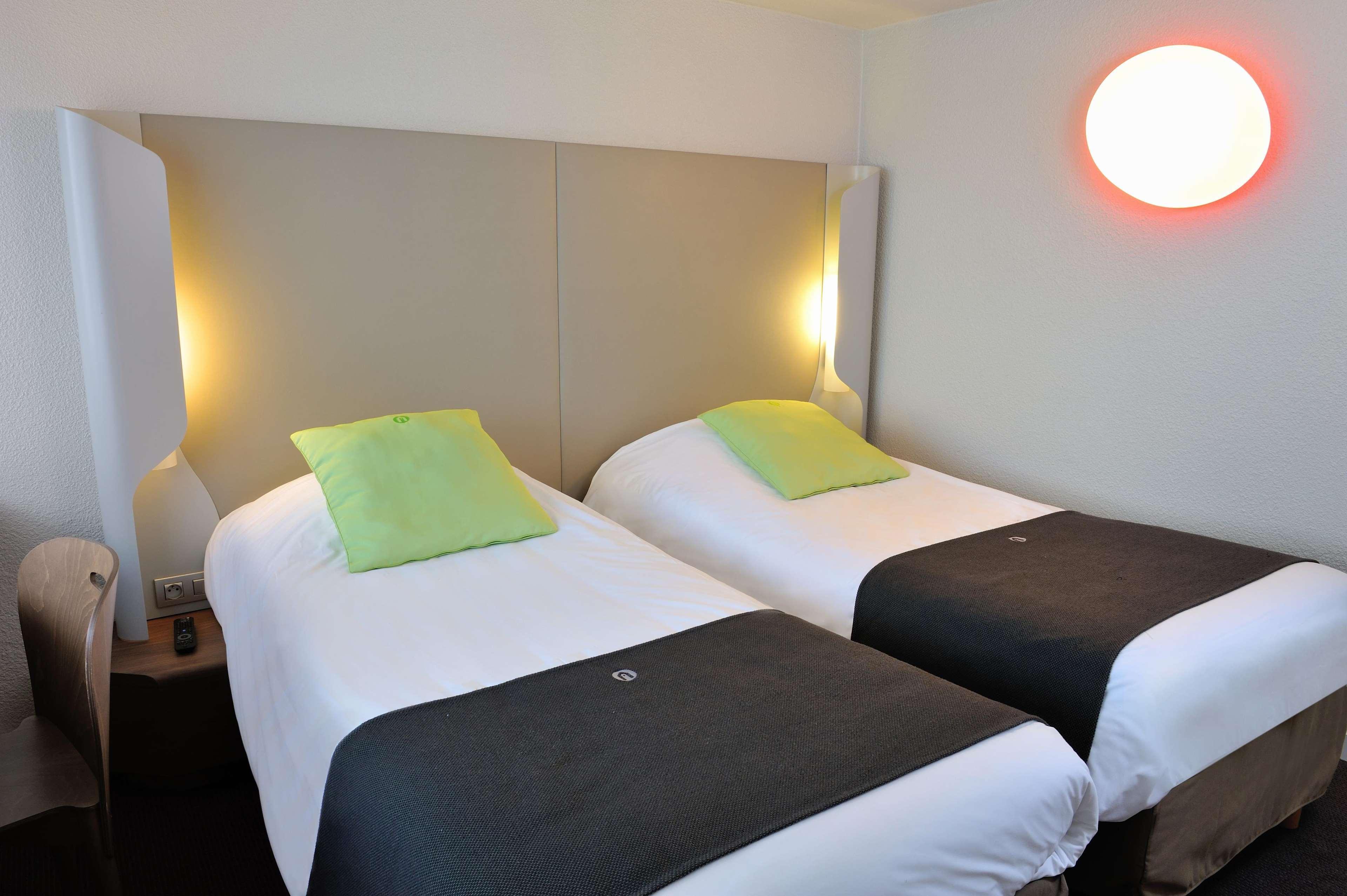 Hotel Campanile Lyon Est Aeroport Saint Exupery Exterior foto