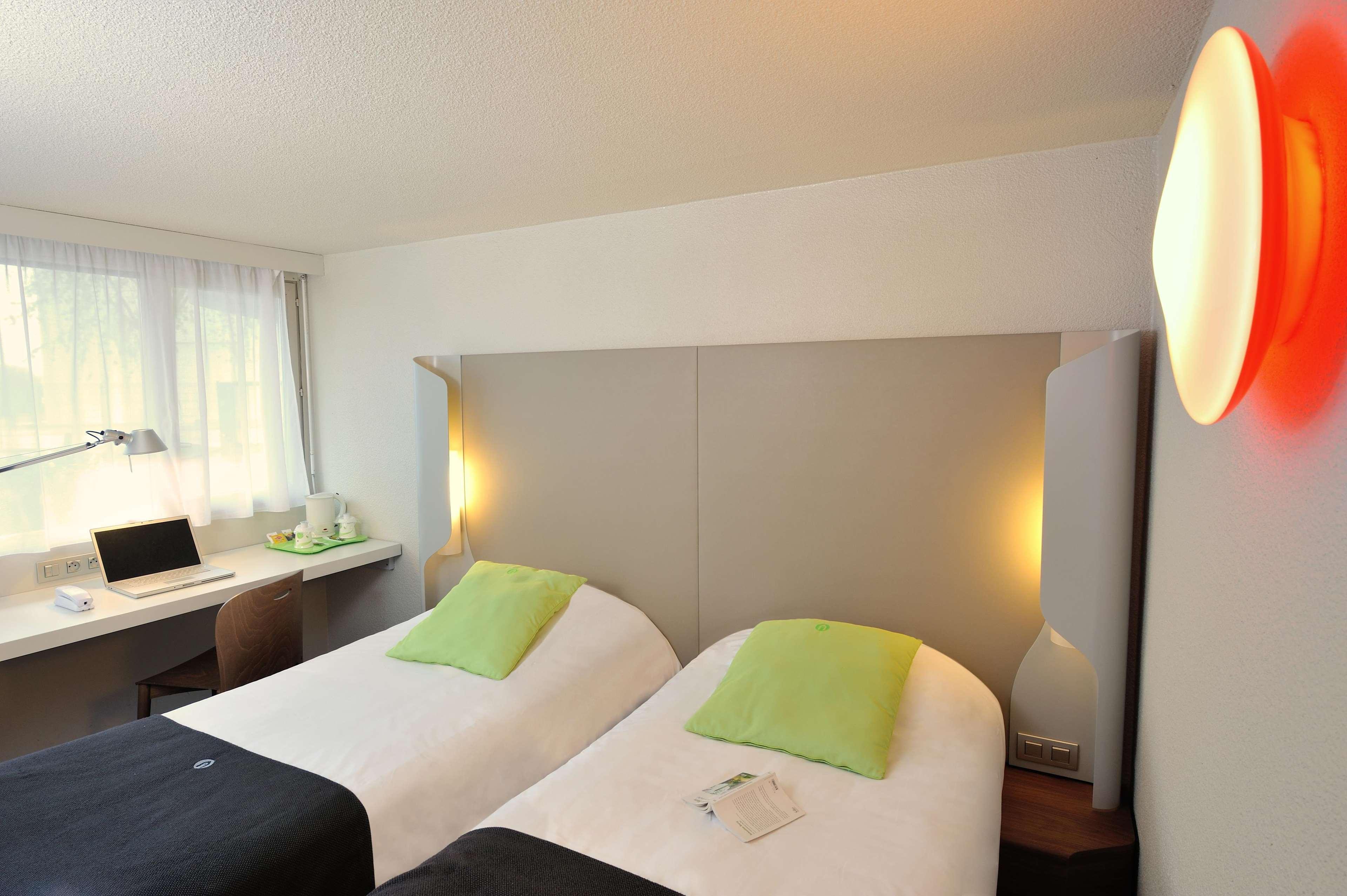 Hotel Campanile Lyon Est Aeroport Saint Exupery Exterior foto