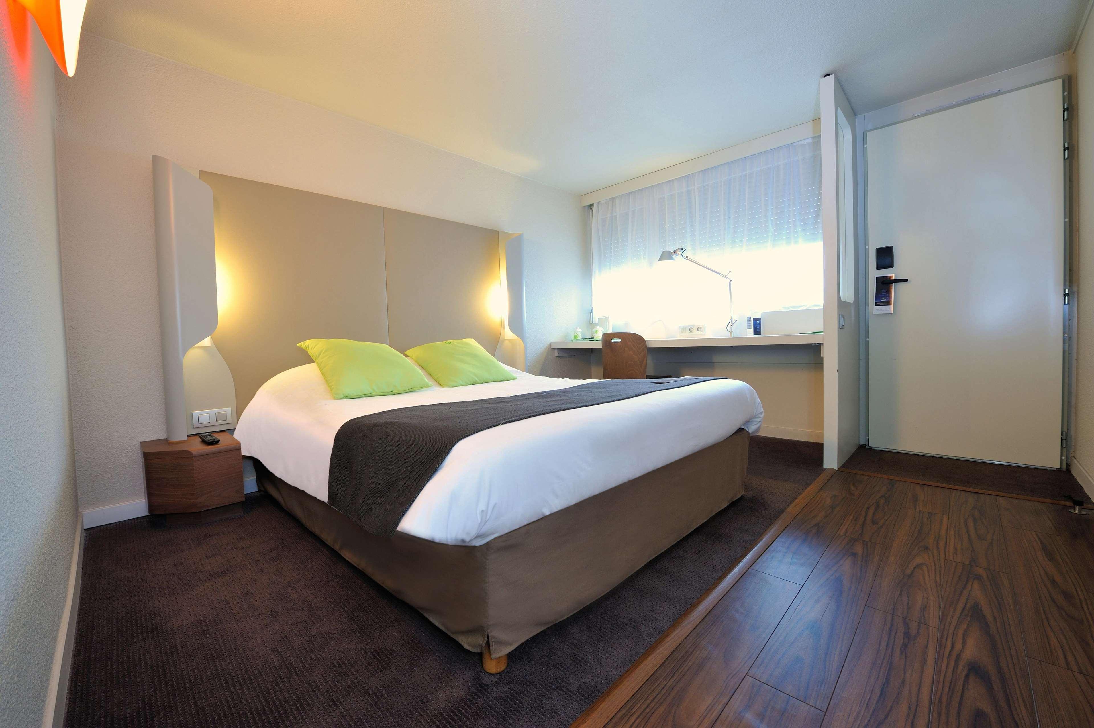 Hotel Campanile Lyon Est Aeroport Saint Exupery Exterior foto