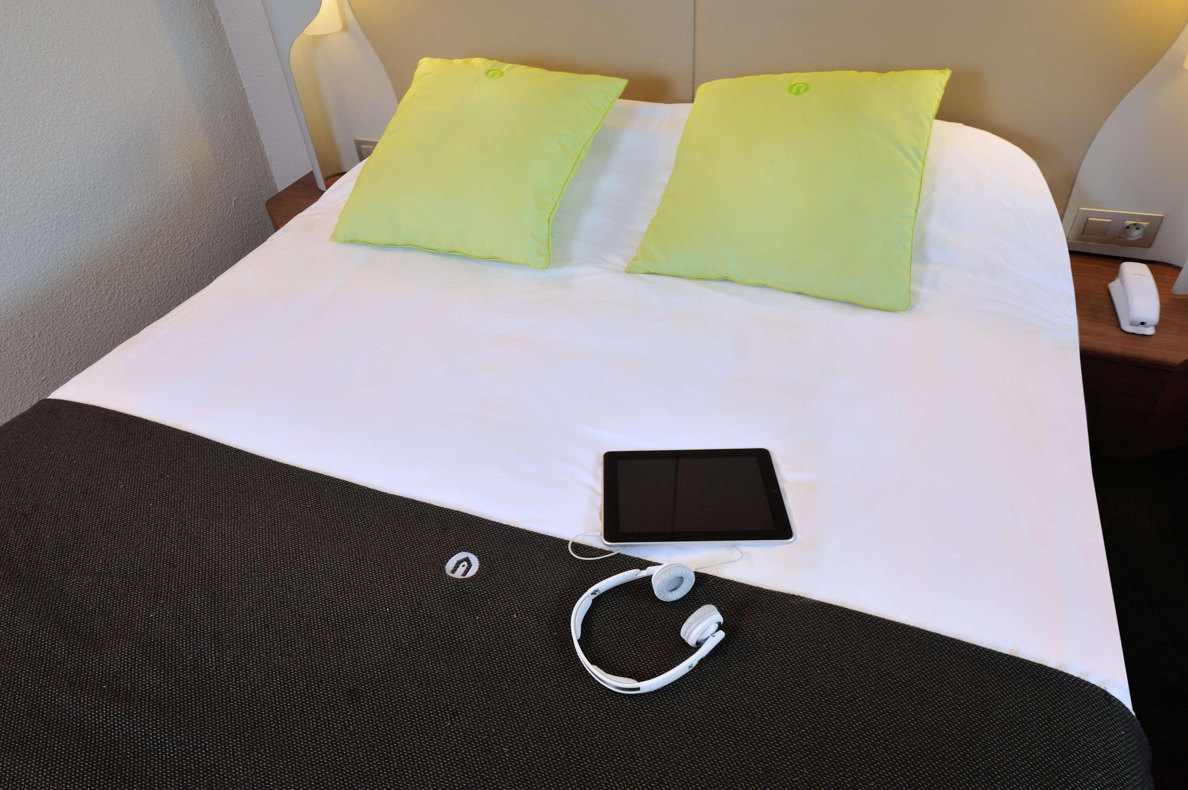 Hotel Campanile Lyon Est Aeroport Saint Exupery Exterior foto