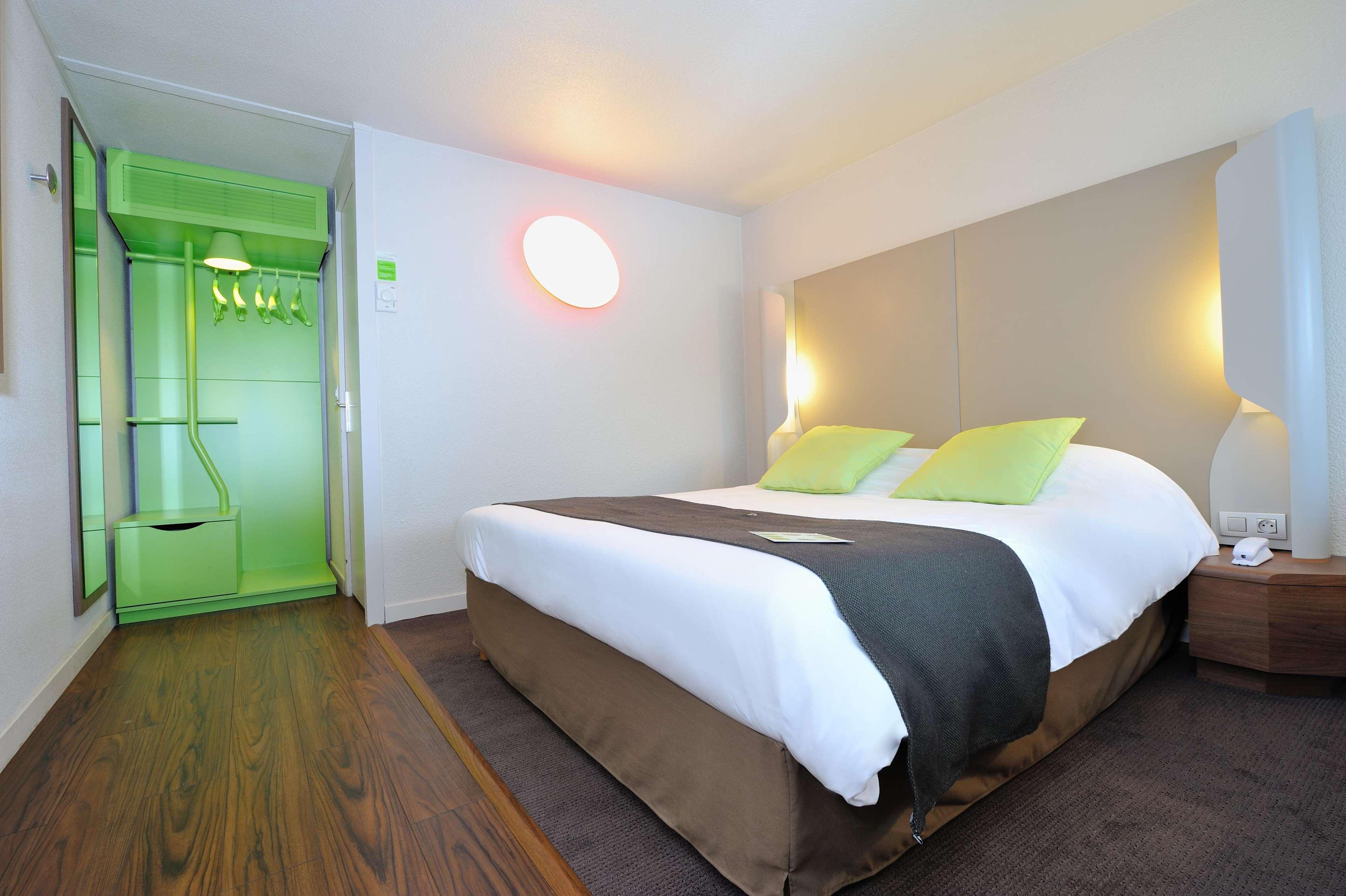 Hotel Campanile Lyon Est Aeroport Saint Exupery Exterior foto