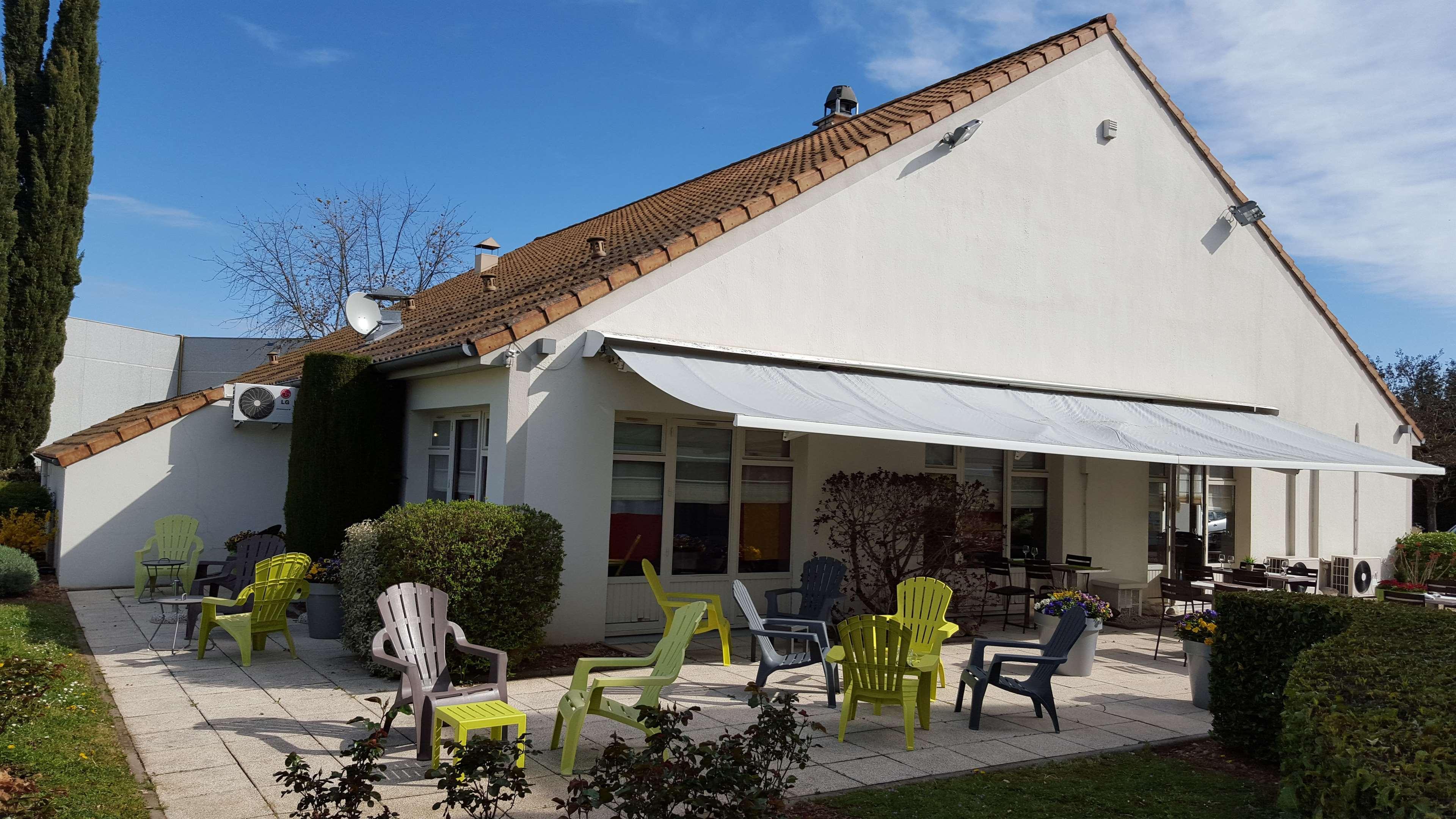 Hotel Campanile Lyon Est Aeroport Saint Exupery Exterior foto
