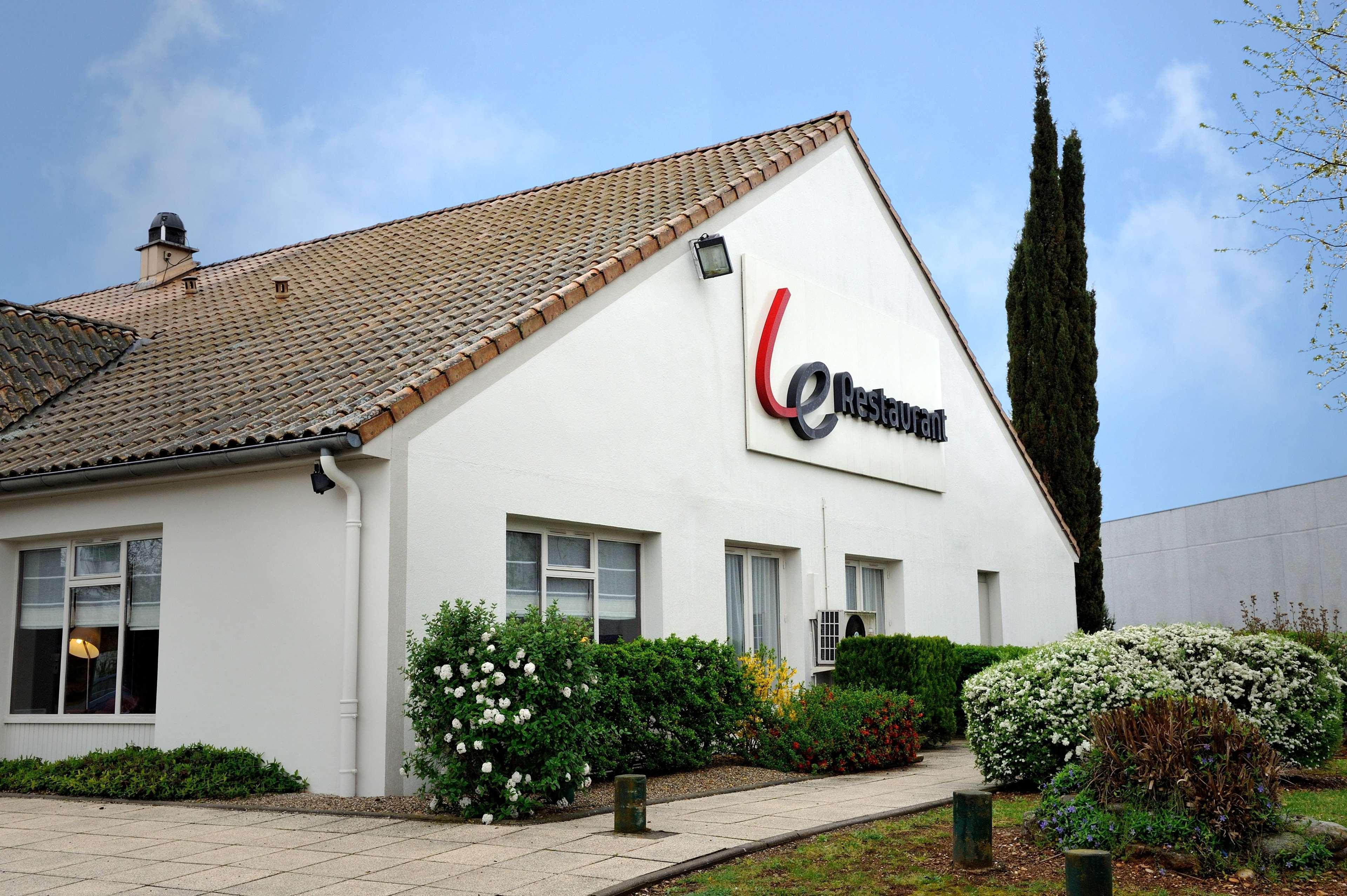 Hotel Campanile Lyon Est Aeroport Saint Exupery Exterior foto