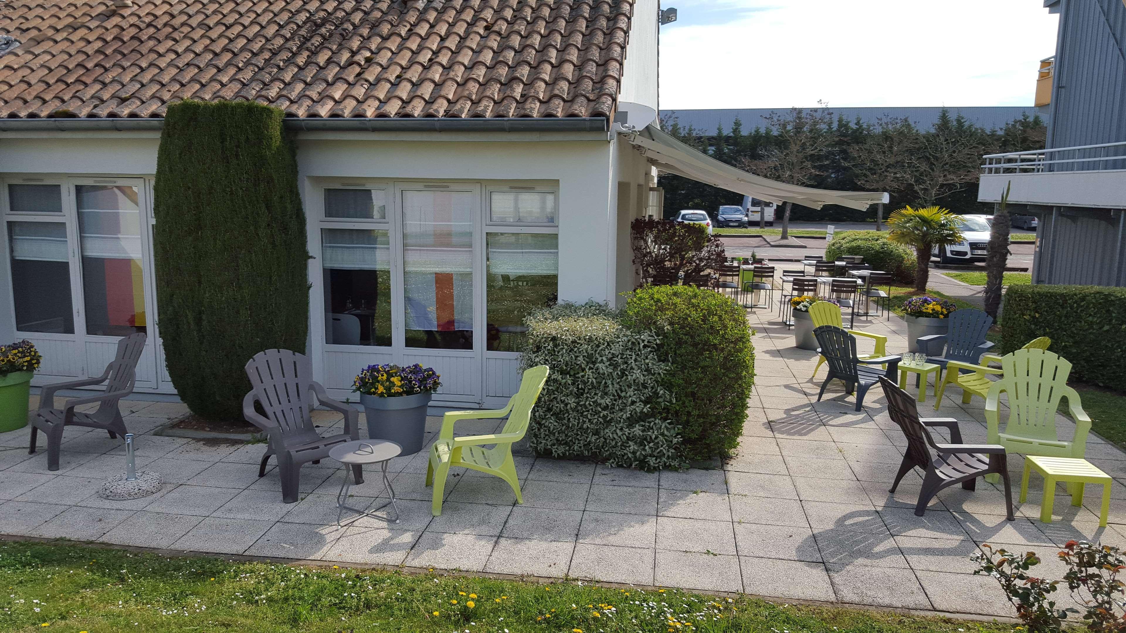 Hotel Campanile Lyon Est Aeroport Saint Exupery Exterior foto
